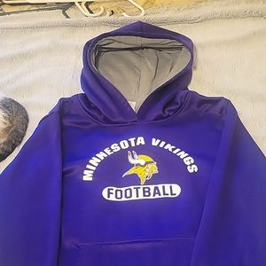 Boys medium vikings sweatshirt in great condition.
